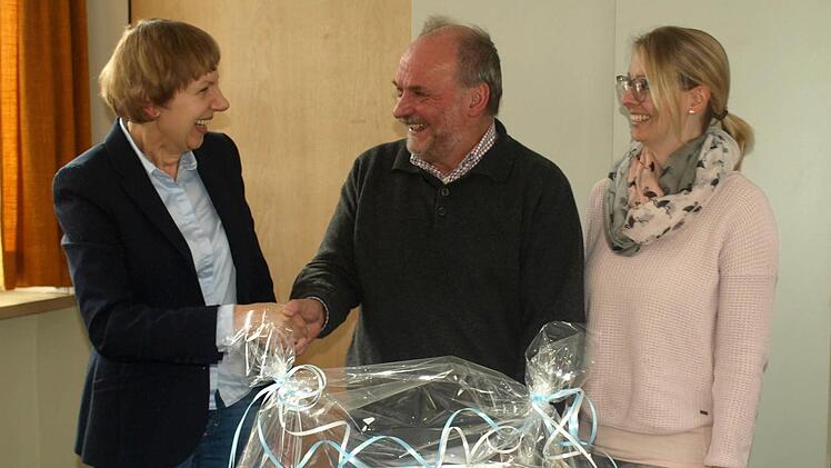 Schulleiterin Roswitha Zenk (l.) und stellvertretende Schulleiterin Michaela Weinmann (r.) verabschieden Heppt in den Ruhestand.