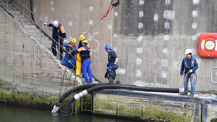 Als sich die Pumpkabel verhedderten, brachten sie vier Männer wieder in Position.  Foto: Ronald Rinklef