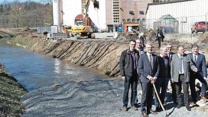 Vollzogen gestern den offiziellen Spatenstich (von rechts): Landrat Klaus-Peter Söllner, OB Henry Schramm, Stadtwerksleiter Stephan Pröschold, Claus-Lutz Schreyer (Günther-Bau) sowie Leitender Baudirektor Benno Strehler, Bauleiter Michael Stocker und Abteilungsleiter Matthias Ebert (Wasserwirtschaftsamt).