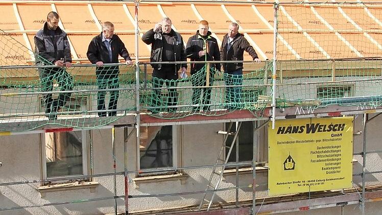 Die Zimmerleute beim Richtspruch: Für den Zugang zur Bürgerwerkstatt wird wieder der offene Torbogen (links unten angedeutet) freigelegt. Fotos: Ralf Kestel