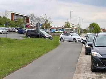 Vor der Realschule in Höchstadt wird oft wild geparkt, egal ob auf der Straße oder im Wendehammer. Foto: Christian Bauriedel/Archiv