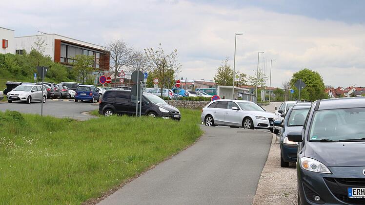 Vor der Realschule in Höchstadt wird oft wild geparkt, egal ob auf der Straße oder im Wendehammer. Foto: Christian Bauriedel/Archiv