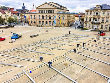 Der Aufbau für Coburgs erste "OPA-Wiesn" hat am Montag auf dem Schlossplatz begonnen. Oliver Schmidt