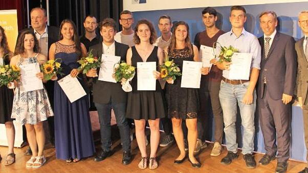 Oliver Brehm, Alexander Tritthart (v. r.) und der Herzogenauracher Landtagsabgeordnete Walter Nussel (3. v. l.) gratulierten den besten Absolventen. Foto: Armin Pregartner