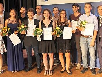Oliver Brehm, Alexander Tritthart (v. r.) und der Herzogenauracher Landtagsabgeordnete Walter Nussel (3. v. l.) gratulierten den besten Absolventen. Foto: Armin Pregartner