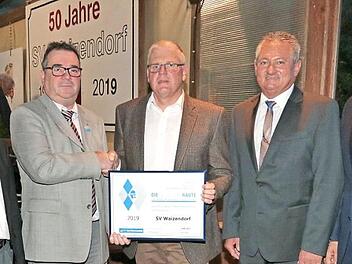 Überreichung der "Silbernen Raute" anlässlich des 50-jährigen Vereinsjubiläums des SV Waizendorf. Das Bild zeigt (von links): Pfarrer Walter Ries, Kreisehrenamtsbeauftragter Stefan Schmitt, Vereinsehrenamtsbeauftragten Fredy Wittmann, Vorstandsvorsitzenden Norbert Dürbeck und den Schirmherr, Bürgermeister Thilo Wagner. Foto: Heinrich Hoffmann