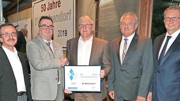 Überreichung der "Silbernen Raute" anlässlich des 50-jährigen Vereinsjubiläums des SV Waizendorf. Das Bild zeigt (von links): Pfarrer Walter Ries, Kreisehrenamtsbeauftragter Stefan Schmitt, Vereinsehrenamtsbeauftragten Fredy Wittmann, Vorstandsvorsitzenden Norbert Dürbeck und den Schirmherr, Bürgermeister Thilo Wagner. Foto: Heinrich Hoffmann