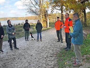 Oberbürgermeister Florian Janik (2.v.l.) stellte als Vorsitzender des Naherholungsvereins "Rund um Erlangen" zusammen mit Forstbetriebsleiter Stefan Keilholz (rechts) und dem Forstamtsleiter Peter Pröbstle (4.v.l.) das Waldprojekt vor.  Fotos: Michael Busch