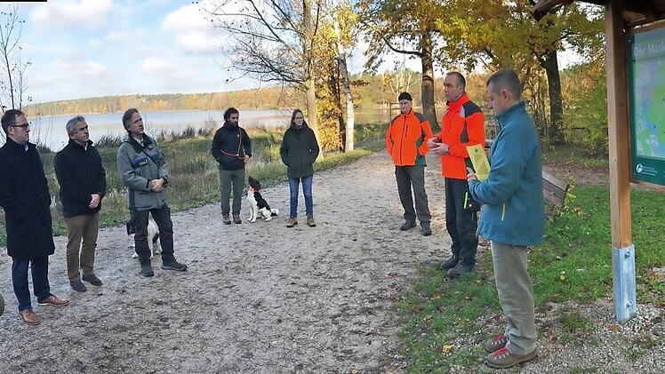Oberbürgermeister Florian Janik (2.v.l.) stellte als Vorsitzender des Naherholungsvereins "Rund um Erlangen" zusammen mit Forstbetriebsleiter Stefan Keilholz (rechts) und dem Forstamtsleiter Peter Pröbstle (4.v.l.) das Waldprojekt vor.  Fotos: Michael Busch