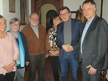 Patrick Bindrum (rechts) ist neuer Vorsitzender der Tafel. Bürgermeister Armin Warmuth (2.v.r.) dankte dem Vorstandsteam für seine Arbeit (v. l.) Luise Smolik, Elfriede Dickert, Werner Bergmann, und Margarete Seidemann. Foto: Winfried Ehling