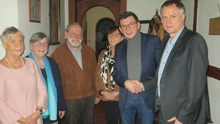 Patrick Bindrum (rechts) ist neuer Vorsitzender der Tafel. Bürgermeister Armin Warmuth (2.v.r.) dankte dem Vorstandsteam für seine Arbeit (v. l.) Luise Smolik, Elfriede Dickert, Werner Bergmann, und Margarete Seidemann. Foto: Winfried Ehling