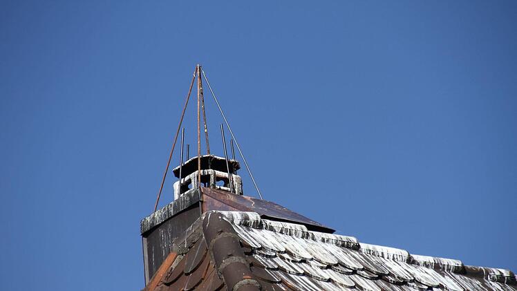 Erst siedelte sich der Storch auf dem ehemaligen Gasthaus Bär in Mühlhausen an. Doch hier wird bald das Dach erneuert. Daher wurde der Nestbau unterbunden.  Foto: Edmund Lenz