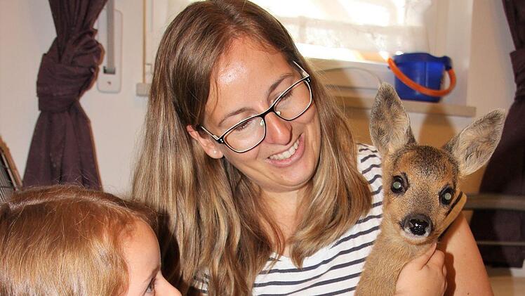 Brezl liebt Streicheleinheiten. Daniela Bittner und ihre Tochter Leni geben sie ihm gerne. Weitere "Frankens Tiere"-Bilder: www.infranken.de Foto: Fuchs