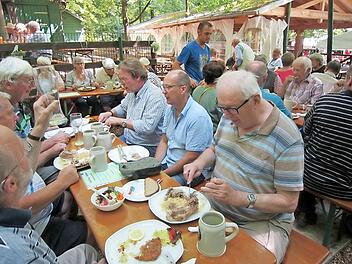 Die Senioren der EVG langen zu bei der Schlachtschüssel