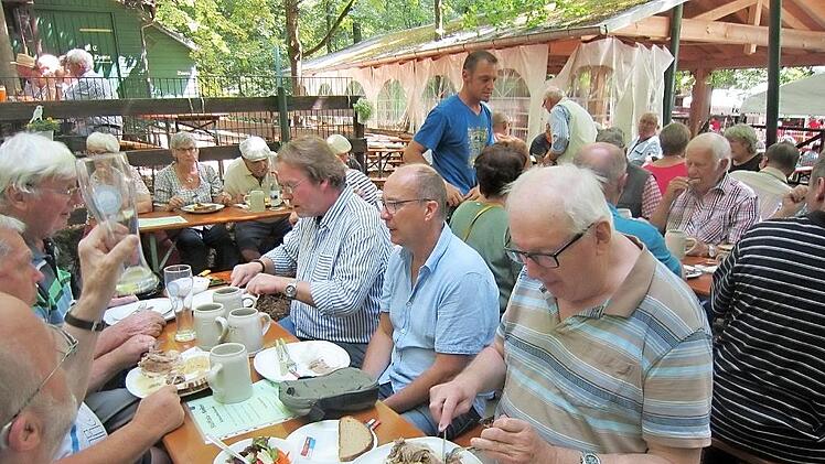 Die Senioren der EVG langen zu bei der Schlachtschüssel