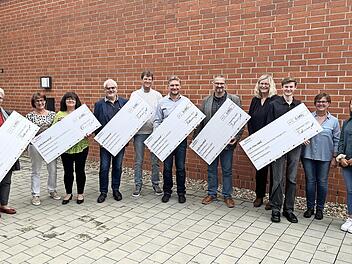 Scheckübergabe in Forchheim (v. l.): Susanne Opel, Hainbrunnenschule Forchheim, Elli Barth und Renate Lang, Hospizverein Forchheim, Michael Fabry und Oliver von Flotow, Bürgerstiftung Erlangen, Peter Pfann, Vorstand Lebenshilfe Forchheim, Martin B...