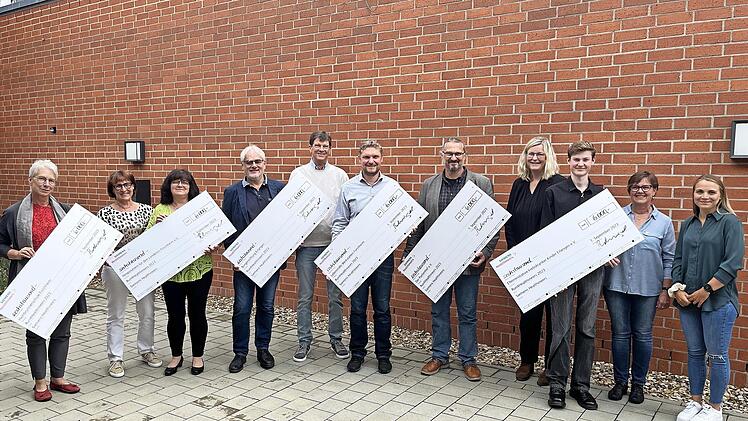 Scheckübergabe in Forchheim (v. l.): Susanne Opel, Hainbrunnenschule Forchheim, Elli Barth und Renate Lang, Hospizverein Forchheim, Michael Fabry und Oliver von Flotow, Bürgerstiftung Erlangen, Peter Pfann, Vorstand Lebenshilfe Forchheim, Martin B...