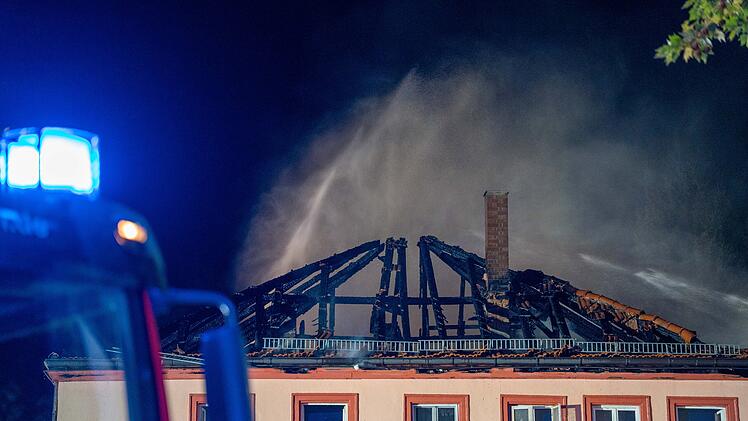 Haus in Schwabach brennt zum dritten Mal in Folge: Dachstuhl steht lichterloh in Flammen
