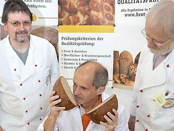 Mit Heribert Hedrich (links) und Anton Hesselbach (rechts) hatte Brotprüfer Manfred Stiefel zwei aufmerksame wie auch fachkundige Zuschauer.  Foto: Peter Rauch