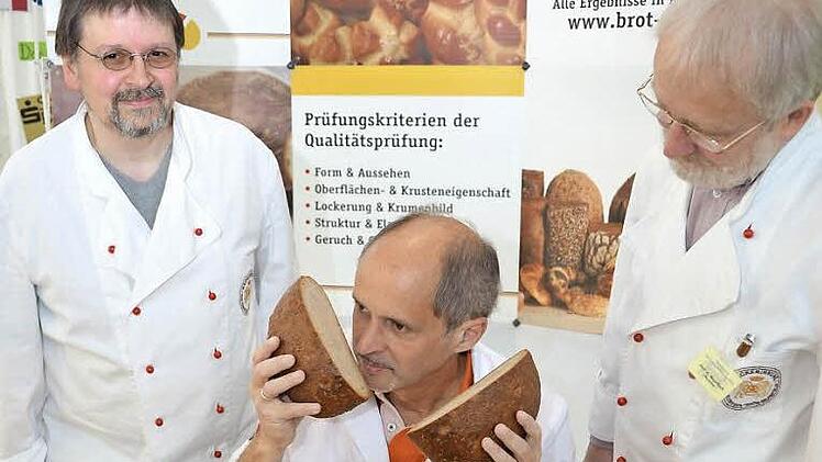 Mit Heribert Hedrich (links) und Anton Hesselbach (rechts) hatte Brotprüfer Manfred Stiefel zwei aufmerksame wie auch fachkundige Zuschauer.  Foto: Peter Rauch