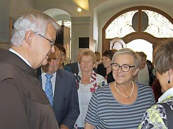 Viele Hände musste Pater Benedikt nach dem Gottesdienst in der Basilika schütteln. Foto: Andreas Welz