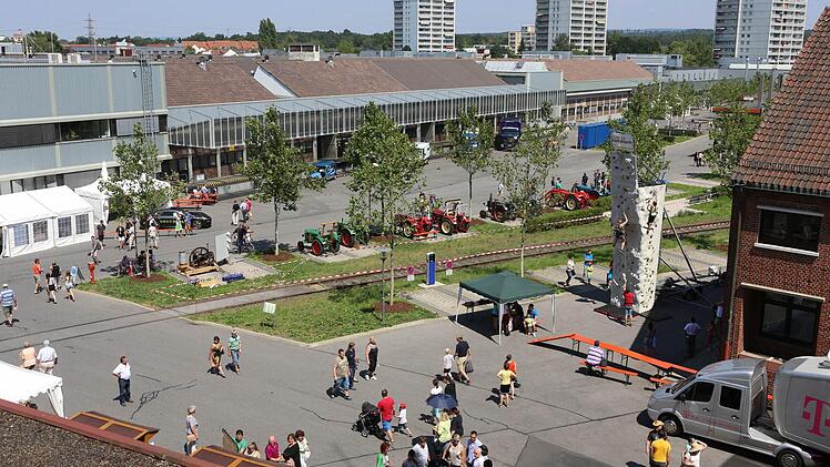 Bei sommerlich heißen Temperaturen haben am Samstag tausende Menschen den Familientag der Firma Bosch für einen Werksbesuch genutzt. Foto: Barbara Herbst
