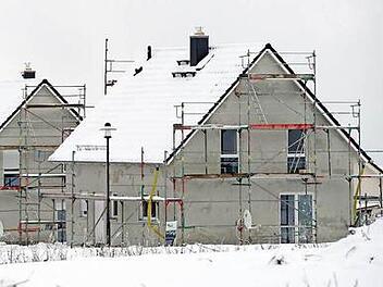 Hausbau im Winter ist möglich - solange die Temperaturen nicht unter fünf Grad plus fallen.  Foto: Arno Burgi