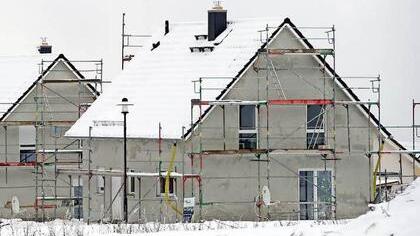 Hausbau im Winter ist möglich - solange die Temperaturen nicht unter fünf Grad plus fallen.  Foto: Arno Burgi