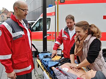 Elke Astuto aus Garitz lässt sich von den beiden Rotkreuz-Rettungsassisten Klaus Zehe (links) und Thomas Menz zeigen, was zur Wiederbelebung getan werden kann. Foto: Sigismund von Dobschütz