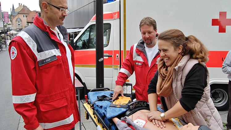 Elke Astuto aus Garitz lässt sich von den beiden Rotkreuz-Rettungsassisten Klaus Zehe (links) und Thomas Menz zeigen, was zur Wiederbelebung getan werden kann. Foto: Sigismund von Dobschütz