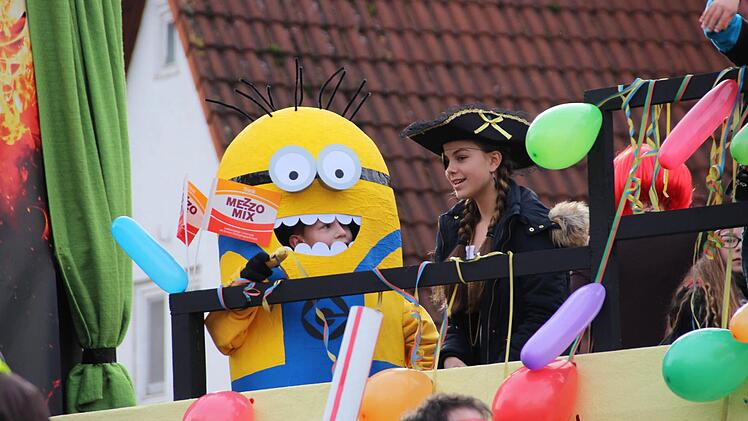 Filmwelten vereint: Ein Minion trifft Captain Jack Sparrow.