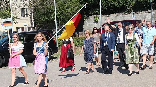 Beim Festzug zeigten die Adelsdorfer Flagge. Foto: privat