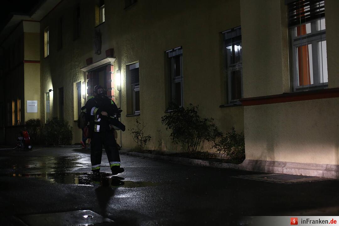 Bett fing im Klinikum Feuer - Großeinsatz der Rettungskräfte in Nürnberg-Nord