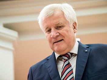 Gegen Horst Seehofer werden bereits Rücktrittsforderungen laut - in Bamberg will man ihm allerdings noch für die Koalitionsverhandlungen den Rücken stärken. Michael Kappeler/dpa