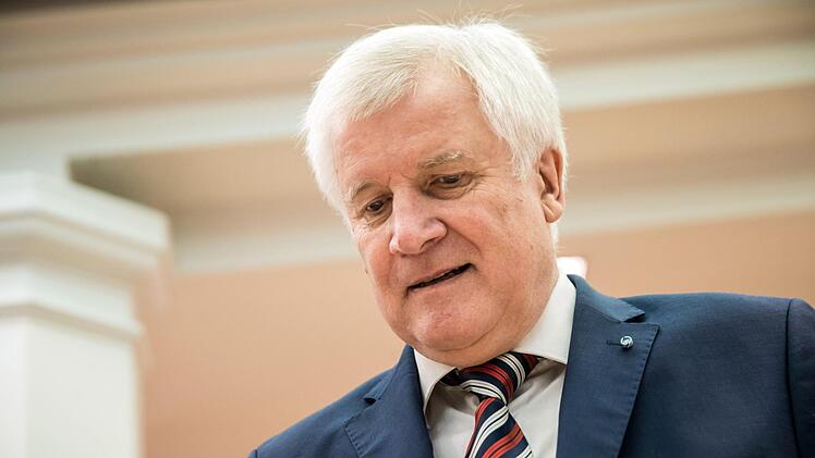 Gegen Horst Seehofer werden bereits Rücktrittsforderungen laut - in Bamberg will man ihm allerdings noch für die Koalitionsverhandlungen den Rücken stärken. Michael Kappeler/dpa