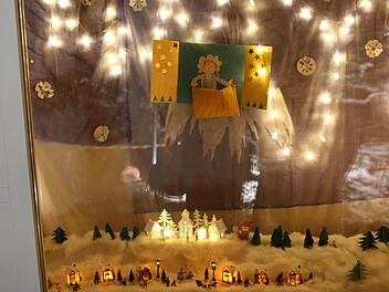 Das Thema Frau Holle im Adventsfenster Foto: Franz Galster