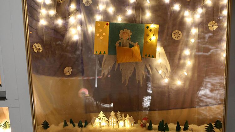 Das Thema Frau Holle im Adventsfenster Foto: Franz Galster