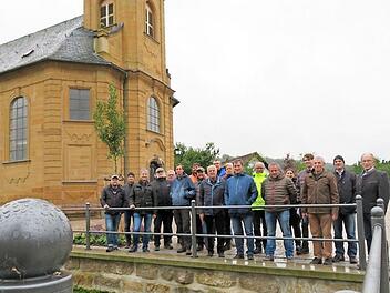Am neu gestalteten Platz vor der Kirche (Bild links) war kurzer Info-Stop bei der Dorfbegehung: Dritter von links Nachbarschaftstag-Berater Siegmund Katholing, Vierter von links Stadtbaumeister Andreas Ender, Sechster von links Biberbeauftragter Horst Schwemmer, rechts der Stulanger Ortssprecher Wolfgang Herold. - Bild rechts: Die Uferbefestigung links wurde ausgebessert, rechts wurde sie komplett erneuert. Fotos: Monika Schütz