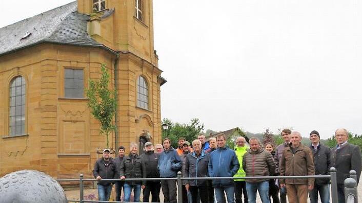 Am neu gestalteten Platz vor der Kirche (Bild links) war kurzer Info-Stop bei der Dorfbegehung: Dritter von links Nachbarschaftstag-Berater Siegmund Katholing, Vierter von links Stadtbaumeister Andreas Ender, Sechster von links Biberbeauftragter Horst Schwemmer, rechts der Stulanger Ortssprecher Wolfgang Herold. - Bild rechts: Die Uferbefestigung links wurde ausgebessert, rechts wurde sie komplett erneuert. Fotos: Monika Schütz