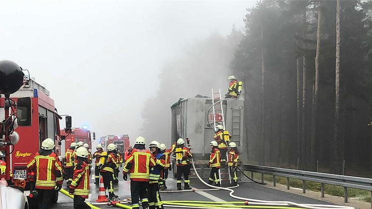 Bei einem Anhänger-Brand auf der A9 kam es zu Verkehrsbehinderungen auf der Autobahn. Foto: NEWS5 / Bauernfeind