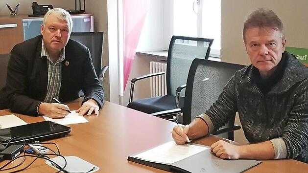 B&uuml;rgermeister J&uuml;rgen Hennemann und Karl-Heinz Konrad (rechts) unterzeichneten die ersten Vertr&auml;ge (Miete f&uuml;r die Geb&auml;ude).  Foto: Stadt Ebern