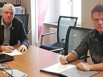 Bürgermeister Jürgen Hennemann und Karl-Heinz Konrad (rechts) unterzeichneten die ersten Verträge (Miete für die Gebäude).  Foto: Stadt Ebern