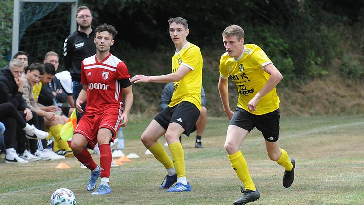 Luca Fuß (rechts) und Kollege Fabian Knüttel vom FC Thulba verteidigen im Doppelpack gegen den FC Haßfurt.