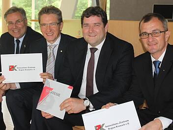 Die Vorstandssprecher Thomas Kneitz und Hans Rebhan, stellvertretender Beiratsvorsitzender Gunther Herr und Beiratsvorsitzender Harry Weiß (von links) vom Innovationszentrum Kronach sind optimistisch, wenn es um den geplanten Studiengang geht. Foto: Veronika Schadeck