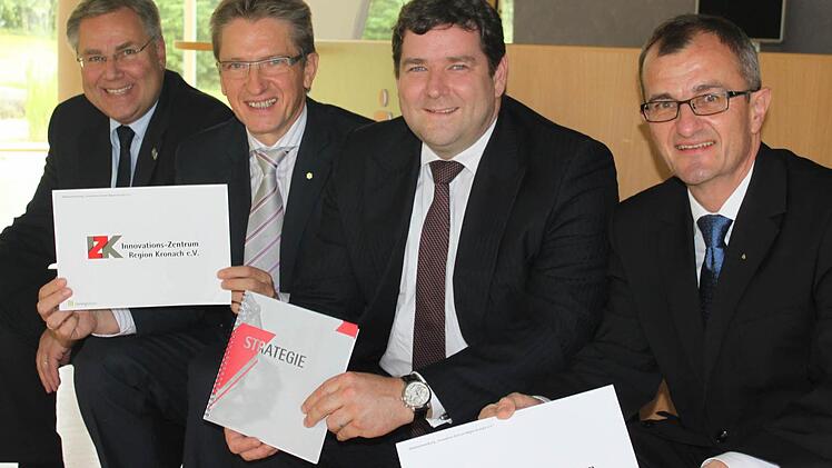 Die Vorstandssprecher Thomas Kneitz und Hans Rebhan, stellvertretender Beiratsvorsitzender Gunther Herr und Beiratsvorsitzender Harry Weiß (von links) vom Innovationszentrum Kronach sind optimistisch, wenn es um den geplanten Studiengang geht. Foto: Veronika Schadeck