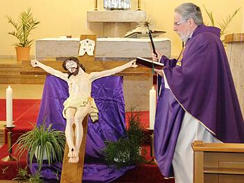 Seit Anfang der 90er-Jahre lag die Christusfigur auf dem Kirchendachboden. Nun wurde der restaurierte Korpus mit dem neuen Kreuz von Pfarrer i.R. Fritz Bischoff gesegnet. Foto: Uwe Thoma