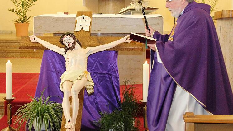 Seit Anfang der 90er-Jahre lag die Christusfigur auf dem Kirchendachboden. Nun wurde der restaurierte Korpus mit dem neuen Kreuz von Pfarrer i.R. Fritz Bischoff gesegnet. Foto: Uwe Thoma
