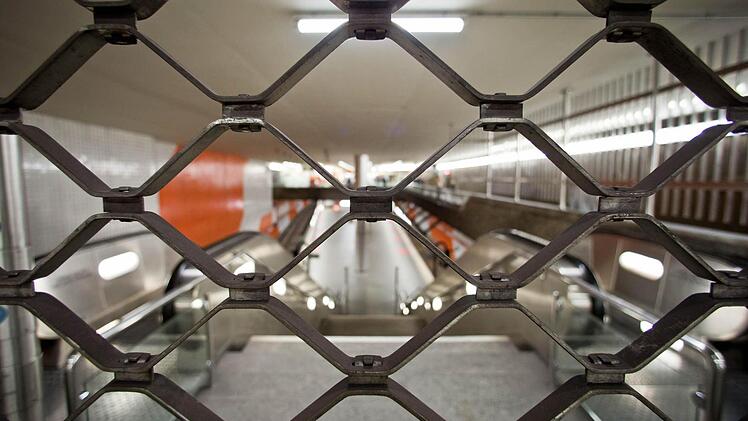 So wie am Dienstag dürften auch heute die U-Bahnhöfe in Nürnberg wegen des Warnstreiks verschlossen bleiben. Foto: Daniel Karmann/dpa