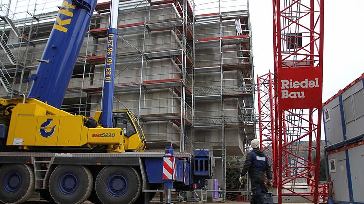 Am Donnerstag wurde schon der erste Kran abgebaut.