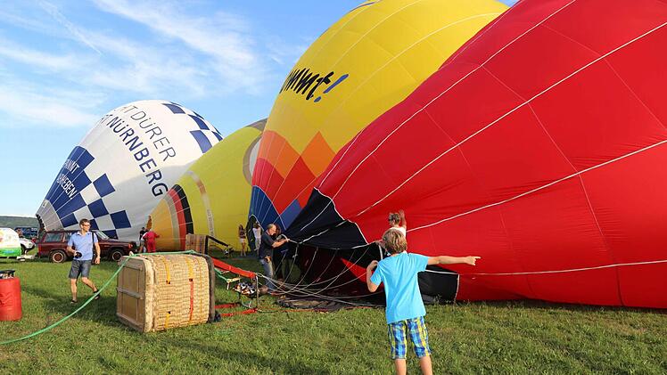 Daniel Heid aus Hundsboden und seine Freundin Anne-Sofie bereiten den Ballon vor. Foto: Franz Galster